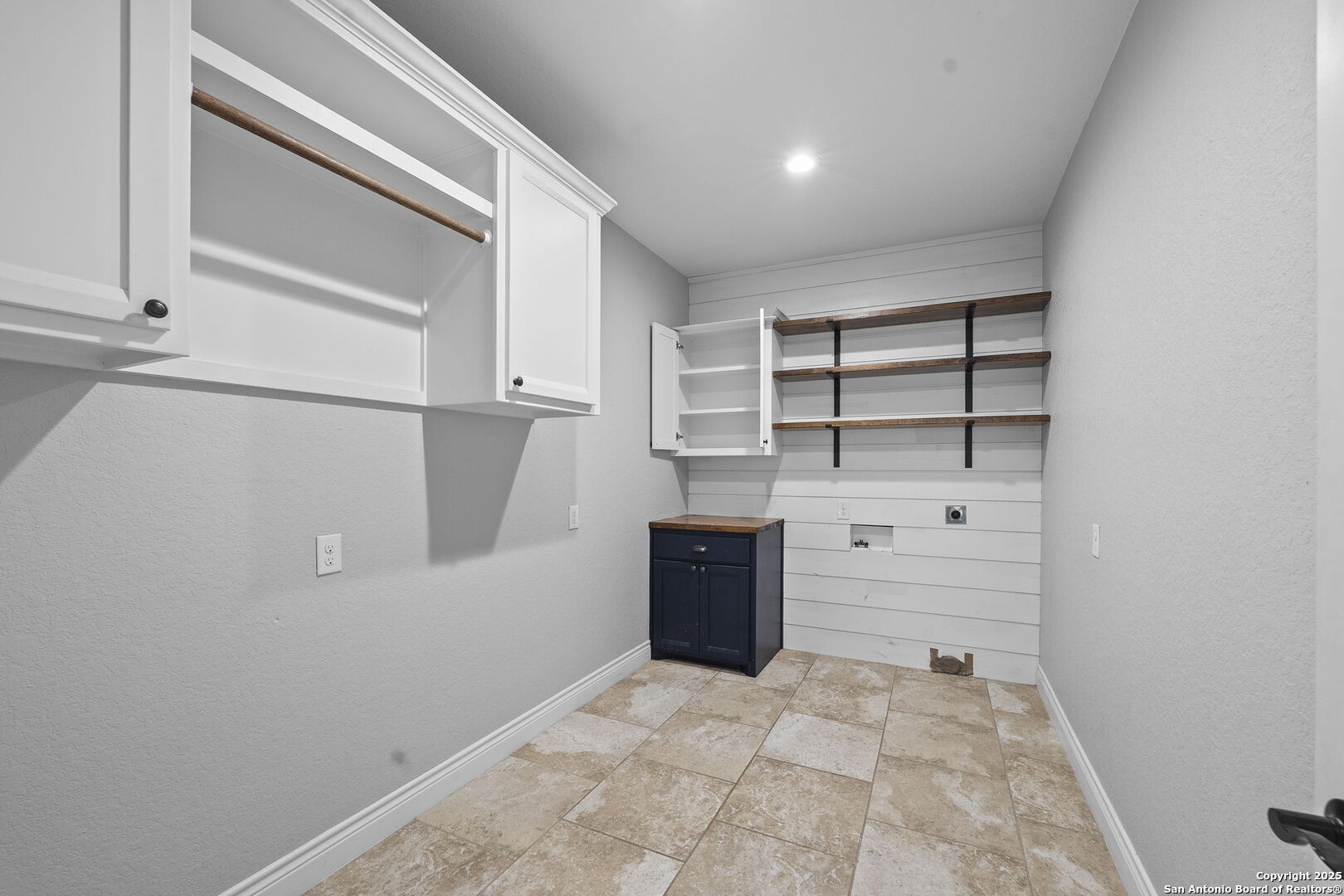 622 North Dickson Street Poth, TX 78147 - Photo 18 of 60 a view of an empty walk in closet