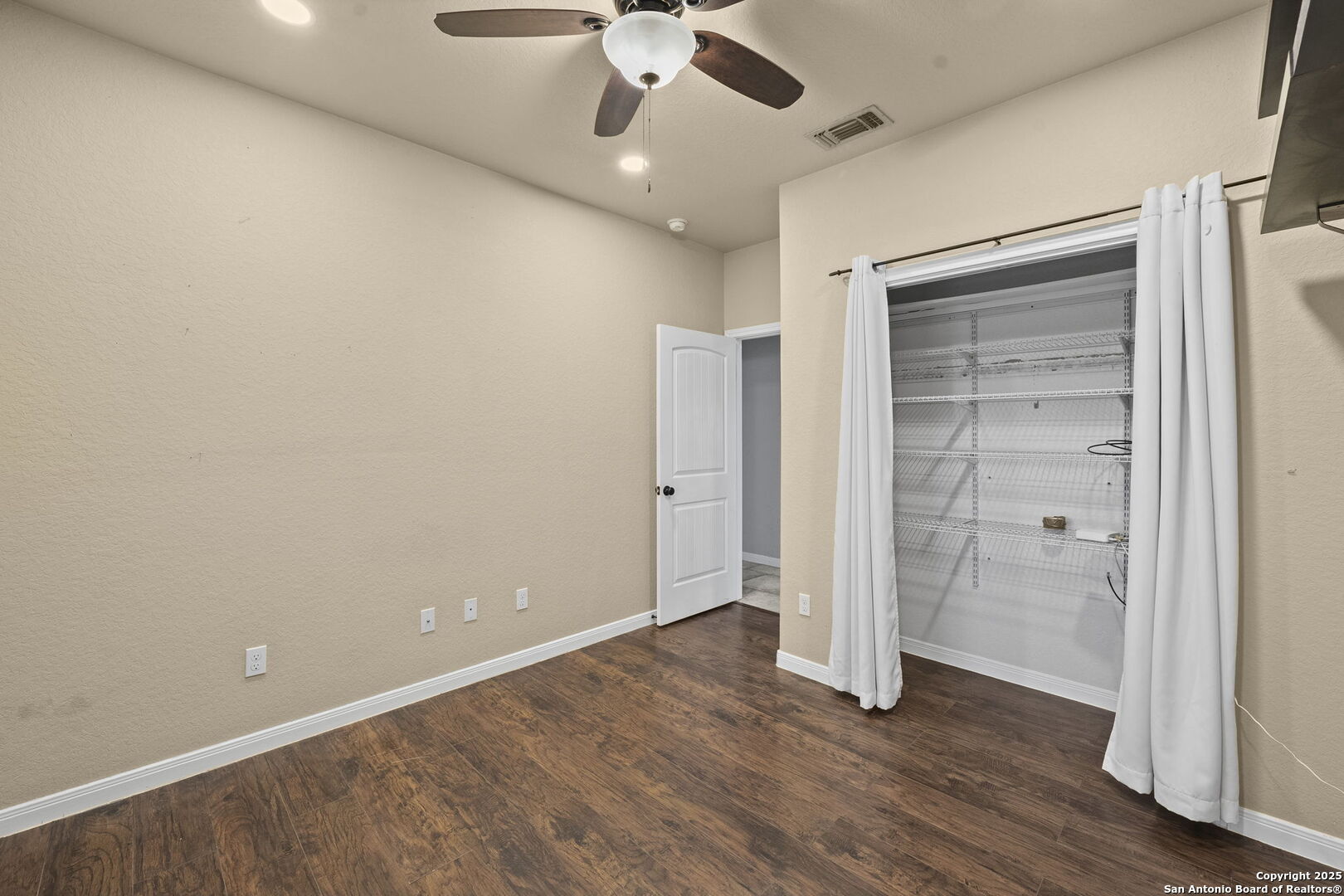 622 North Dickson Street Poth, TX 78147 - Photo 20 of 60 an empty room with a hardwood & ceiling fan