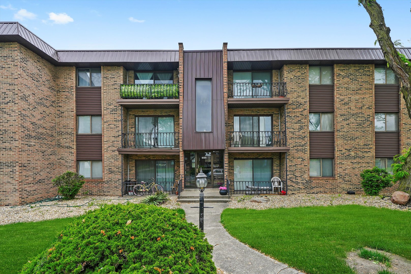 3010 Bernice Road, Unit 303 Lansing, IL 60438 - Photo 2 of 23 Gallery Image 2