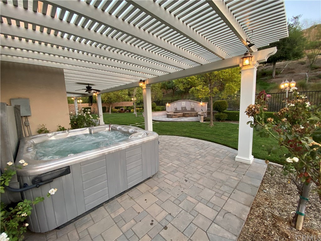 13105 Ridge Rte Road Riverside, CA 92503 - Photo 7 of 8 Jacuzzi, fountain, firepit