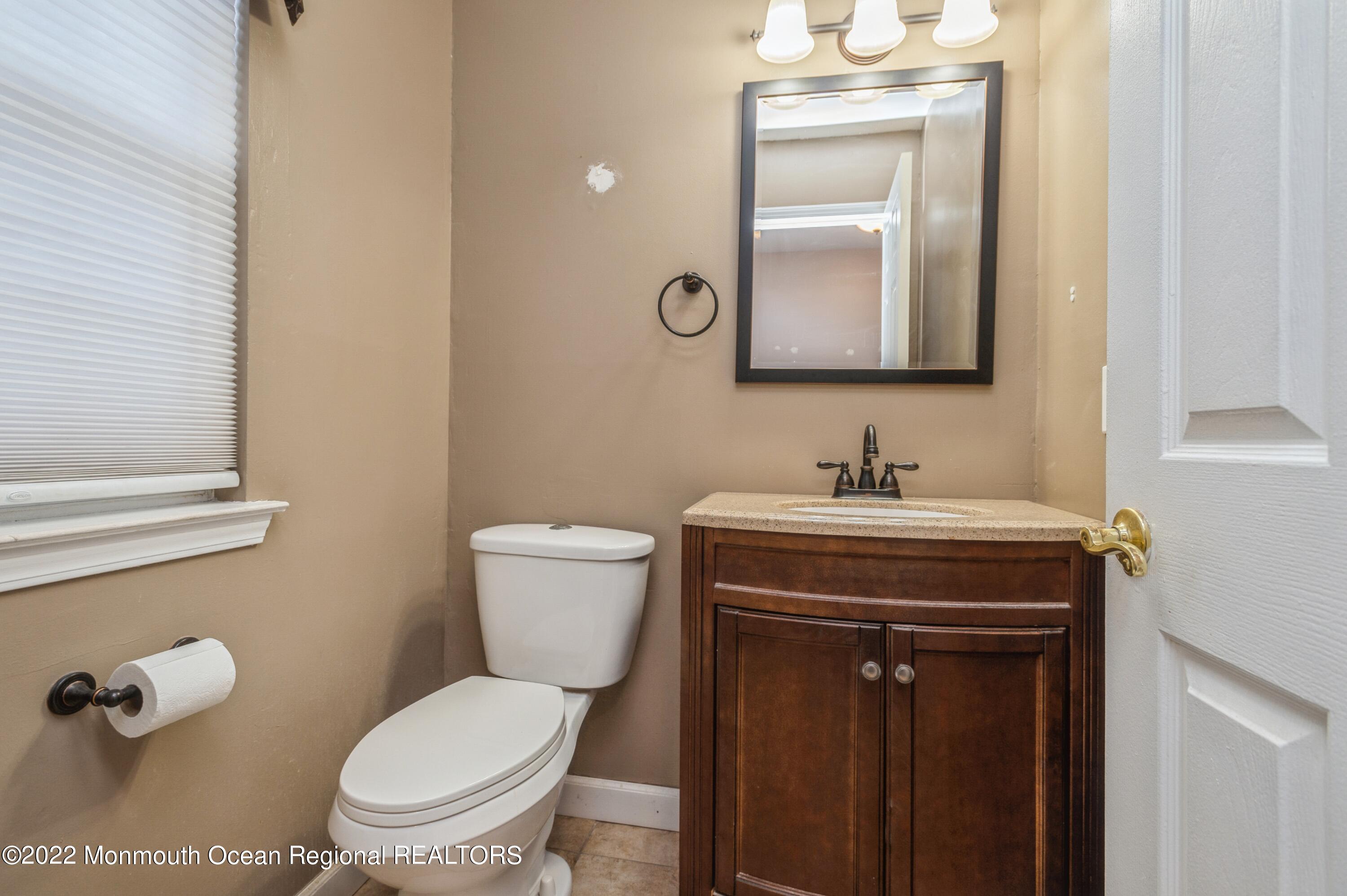 48 Alpine Road Holmdel, NJ 07733 - Photo 4 of 20 18_46AlpineCt_7_HalfBath_HiRes