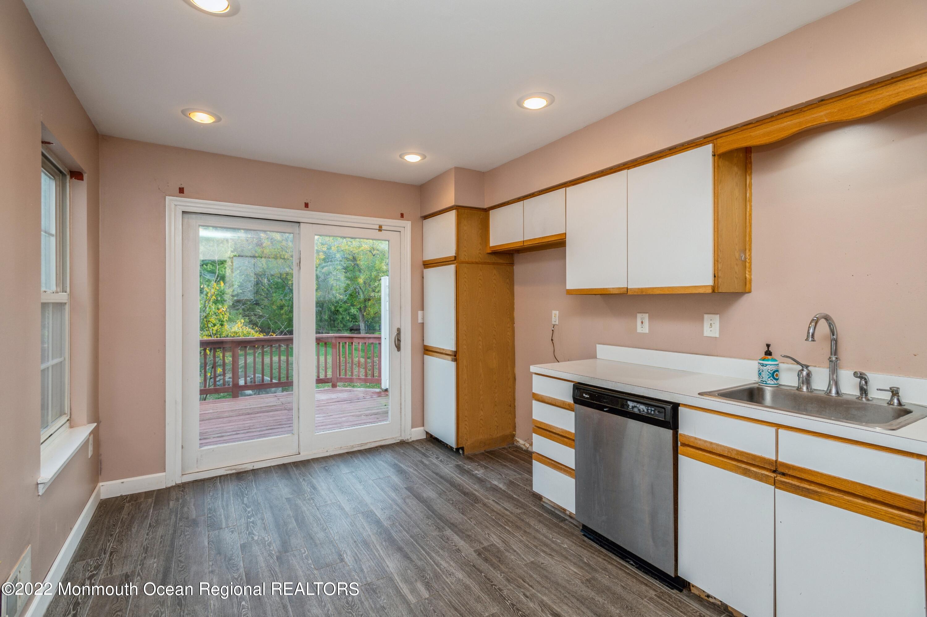 48 Alpine Road Holmdel, NJ 07733 - Photo 8 of 20 06_46AlpineCt_5_Kitchen_HiRes
