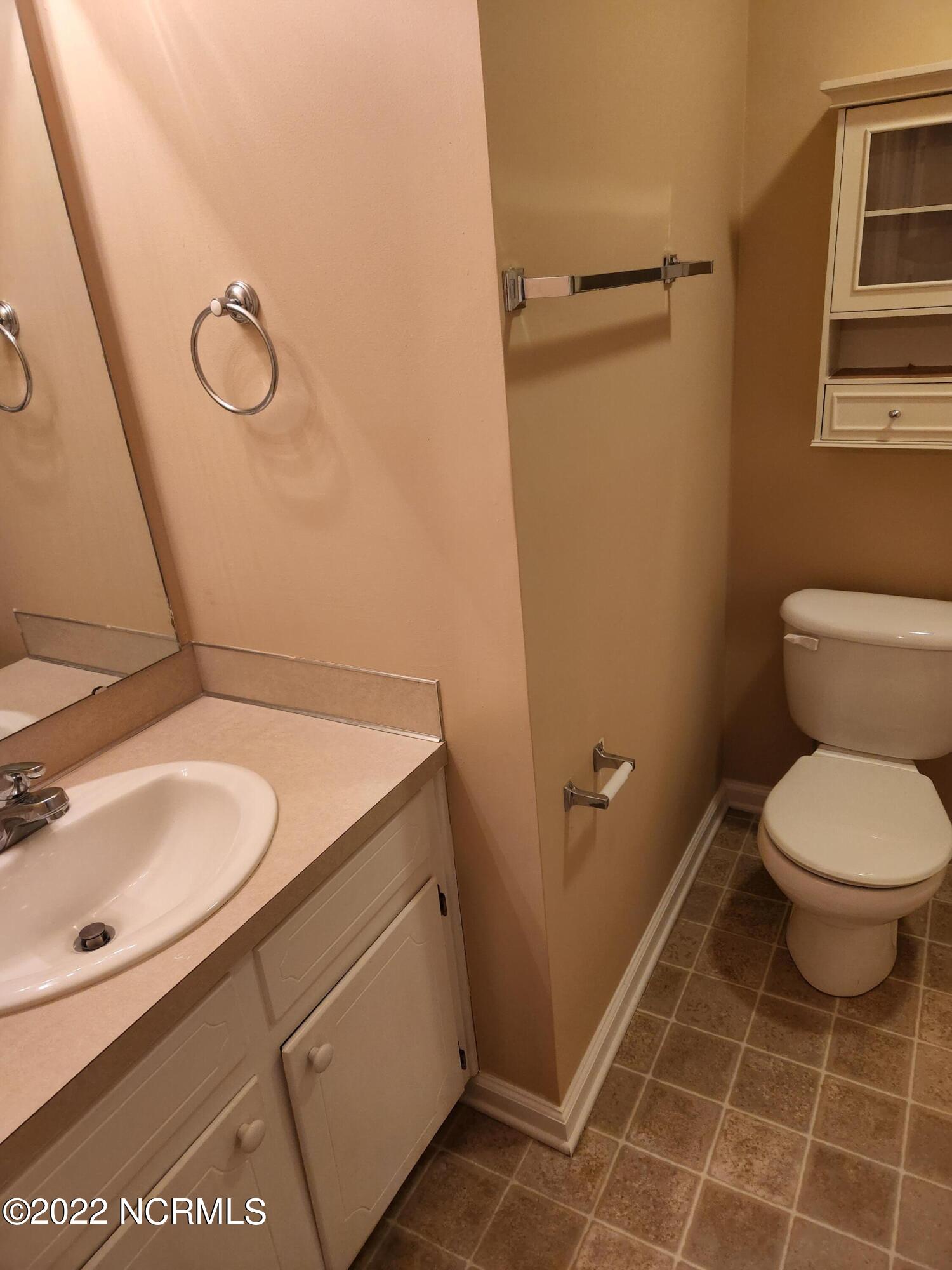 902 Spring Forest Road, Unit K8 Greenville, NC 27834 - Photo 16 of 18 Hall bath 1