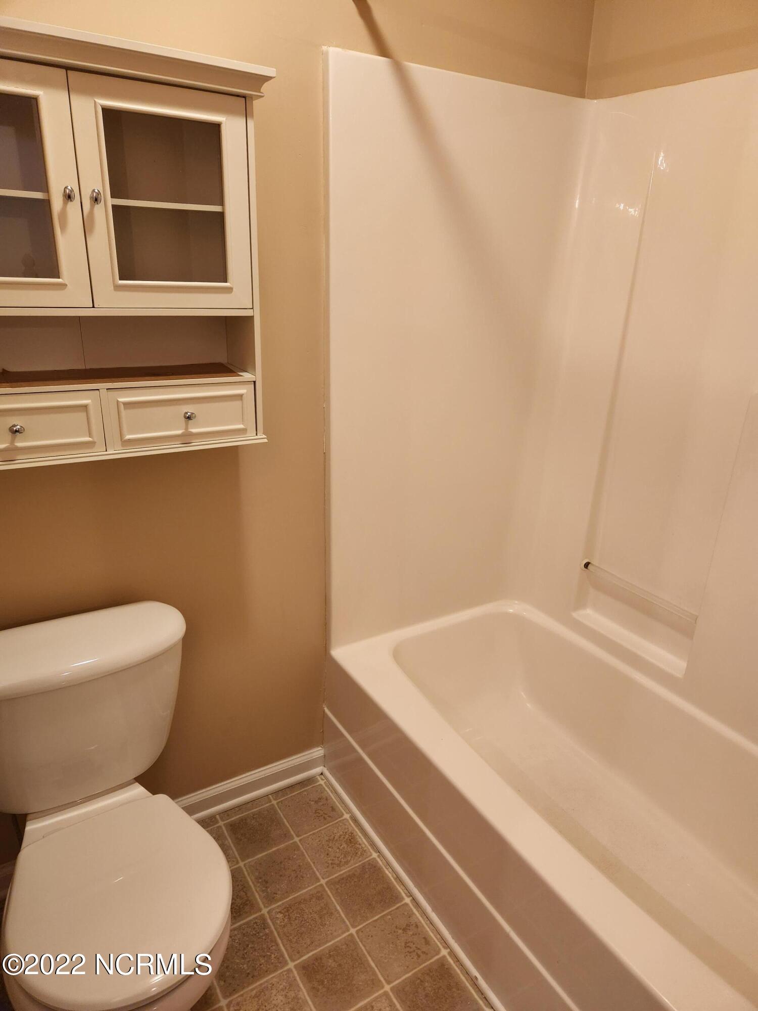 902 Spring Forest Road, Unit K8 Greenville, NC 27834 - Photo 17 of 18 Hall bath 2