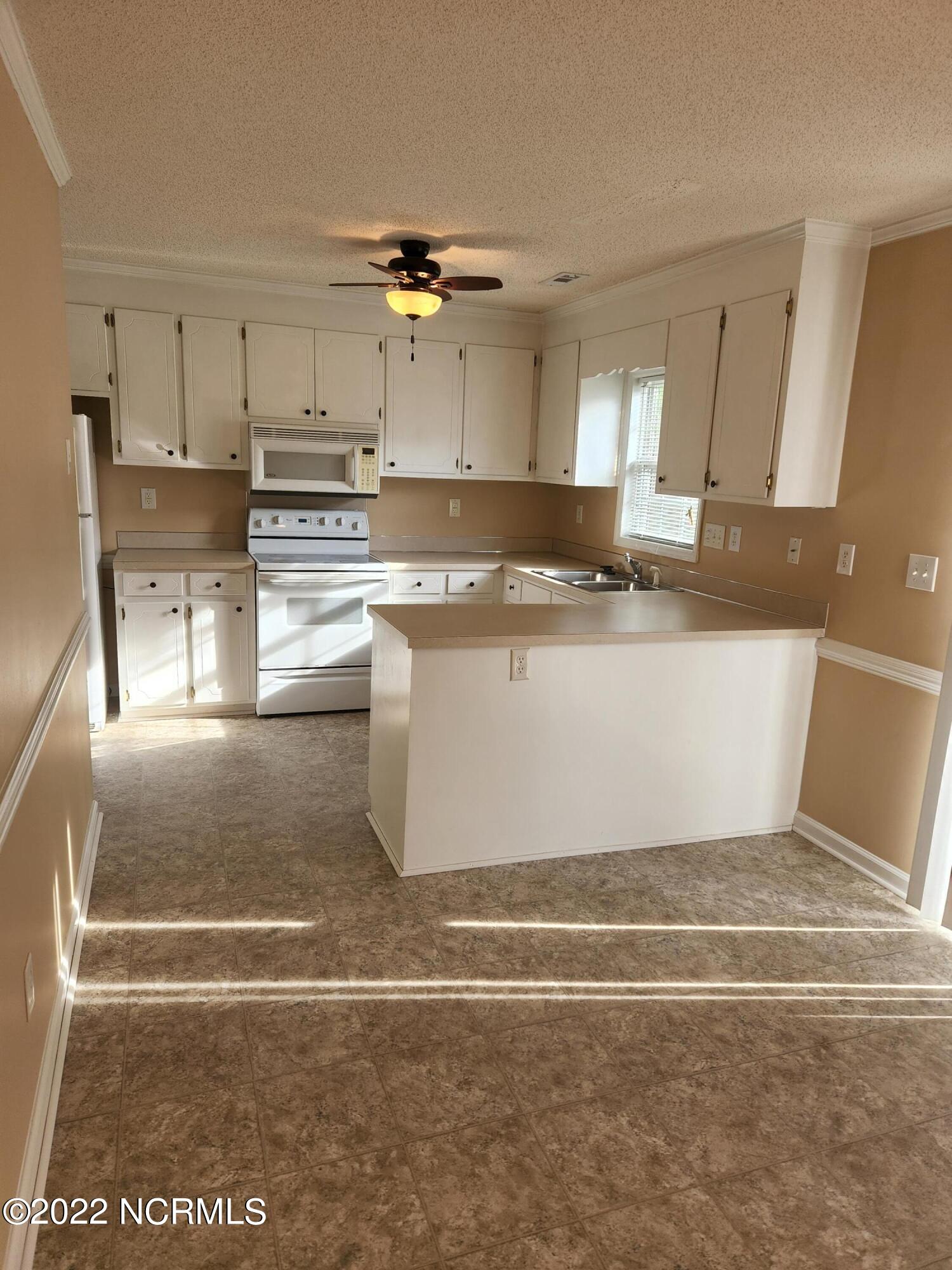 902 Spring Forest Road, Unit K8 Greenville, NC 27834 - Photo 5 of 18 Kitchen-Dining room