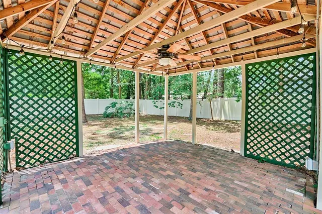 a view of a backyard