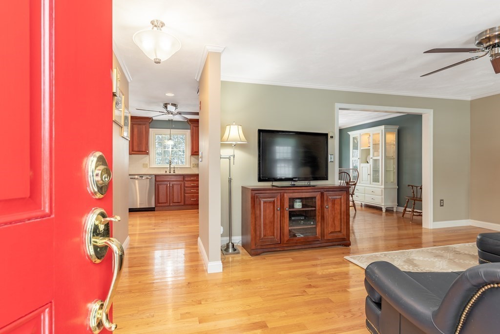 32 Ledgeview Drive Norwood, MA 02062 - Photo 3 of 27