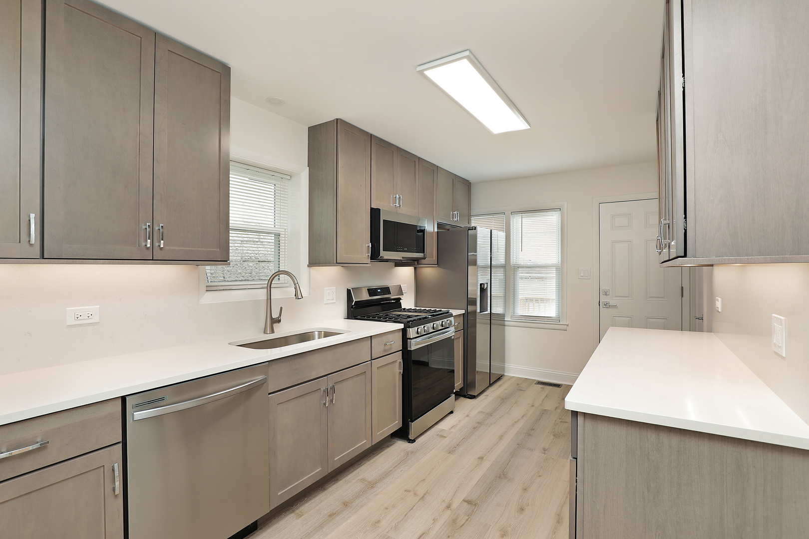 4533 North Keystone Avenue Chicago, IL 60630 - Photo 4 of 23