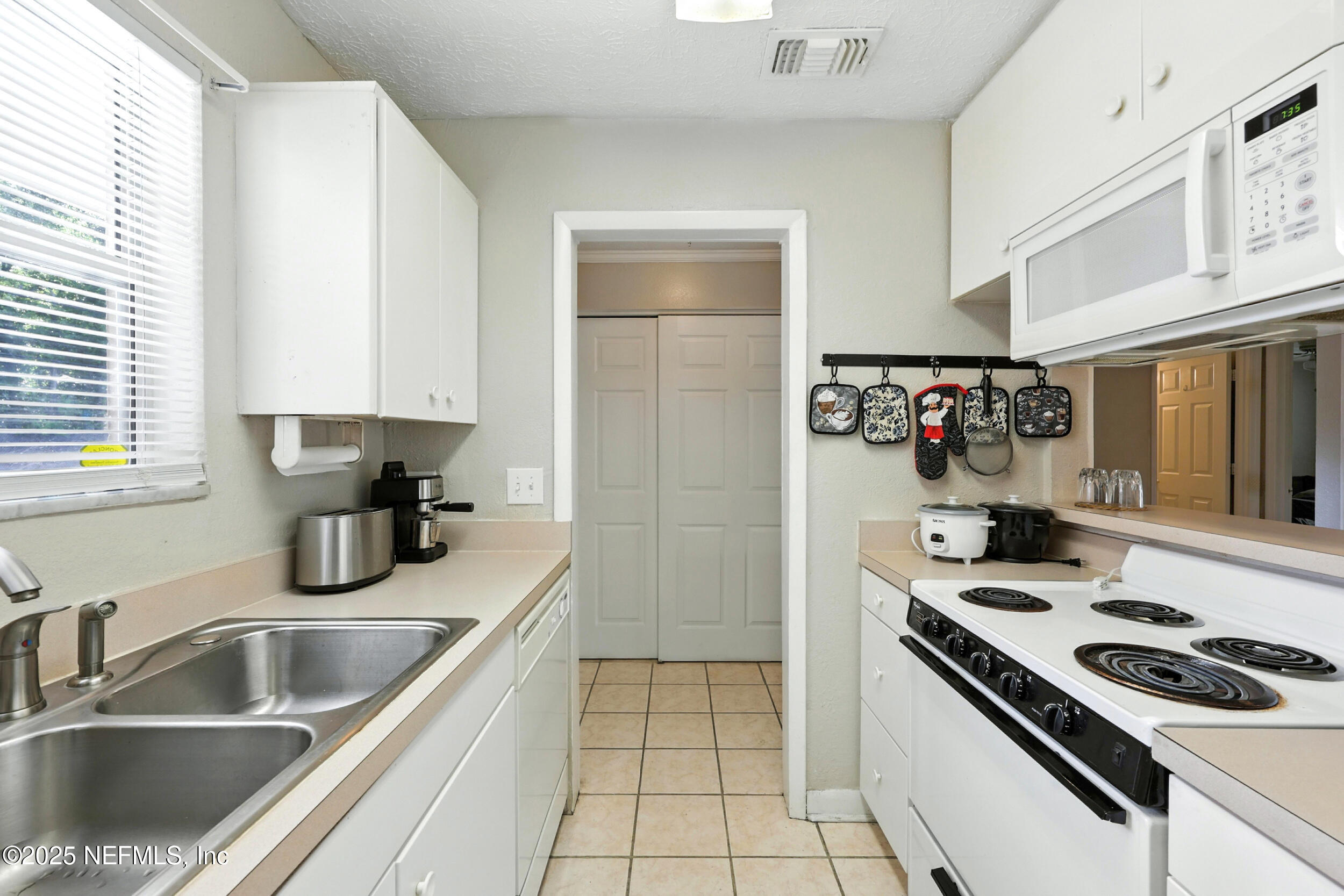 4836 Atlantic Boulevard, Unit 104 Jacksonville, FL 32207 - Photo 5 of 24 Kitchen