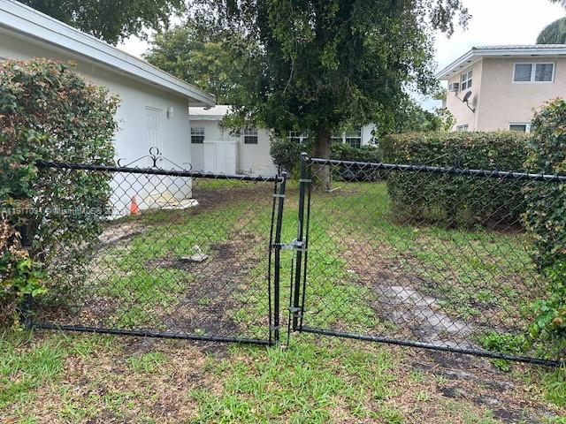 3801 Ponce De Leon, Unit EFFICIENCY Coral Gables, FL 33134 - Photo 10 of 16 a backyard of a house with lots of green space
