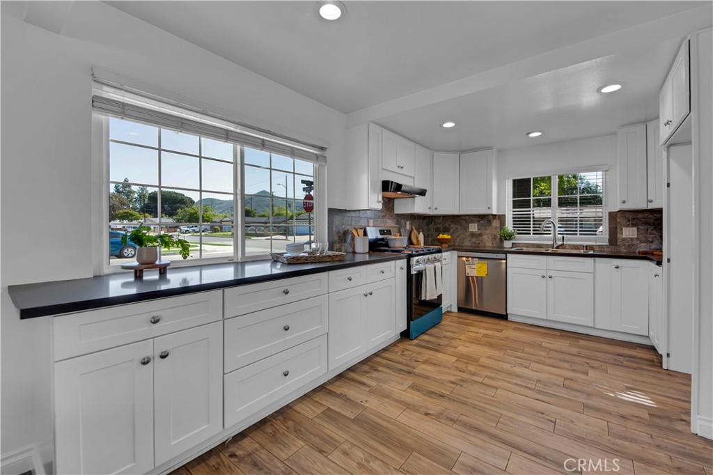 2104 Lysander Avenue Simi Valley, CA 93065 - Photo 11 of 36