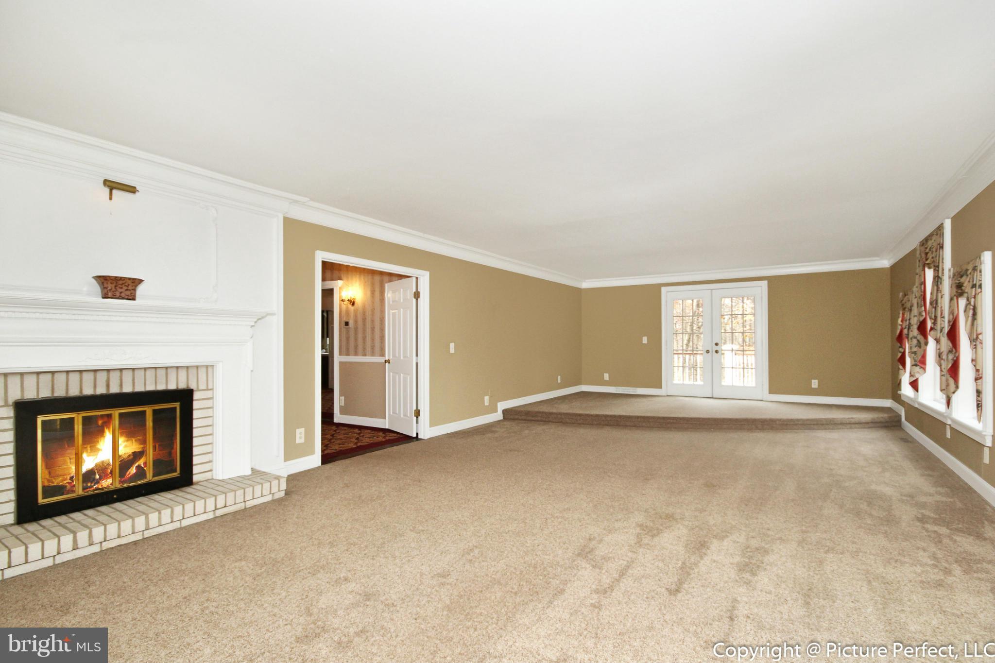 4919 Sundown Road Laytonsville, MD 20882 - Photo 8 of 30 Living Room