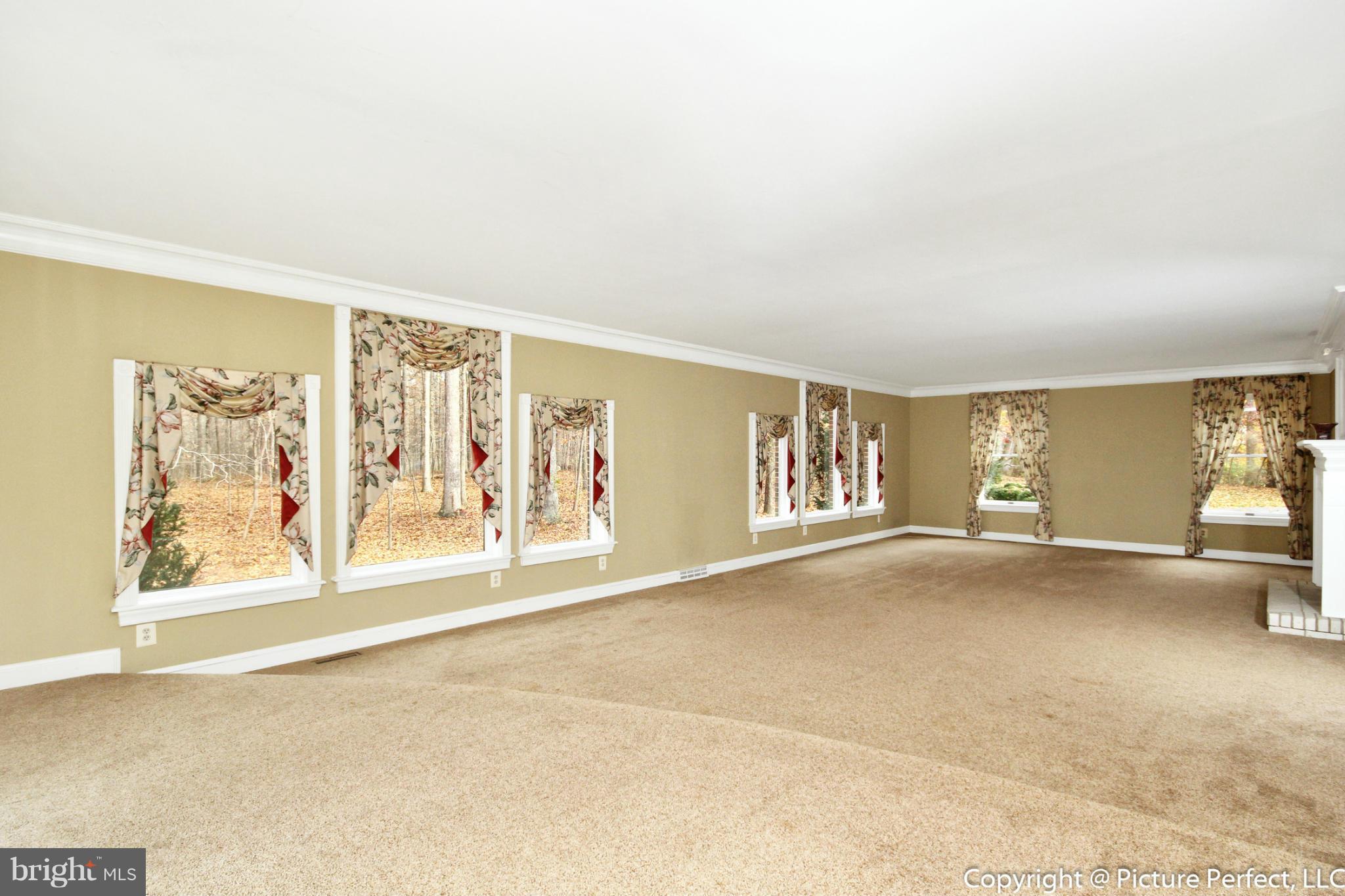 4919 Sundown Road Laytonsville, MD 20882 - Photo 9 of 30 Living Room