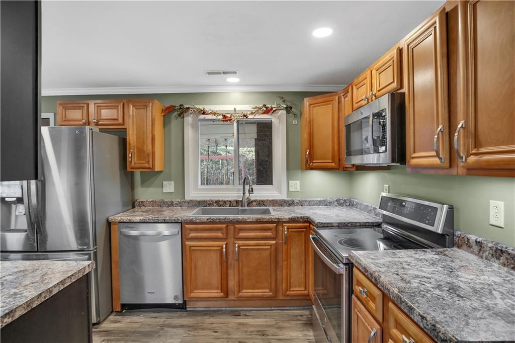 143 Northview Circle Beaver, PA 15009 - Photo 8 of 41 a kitchen with a sink stove and refrigerator