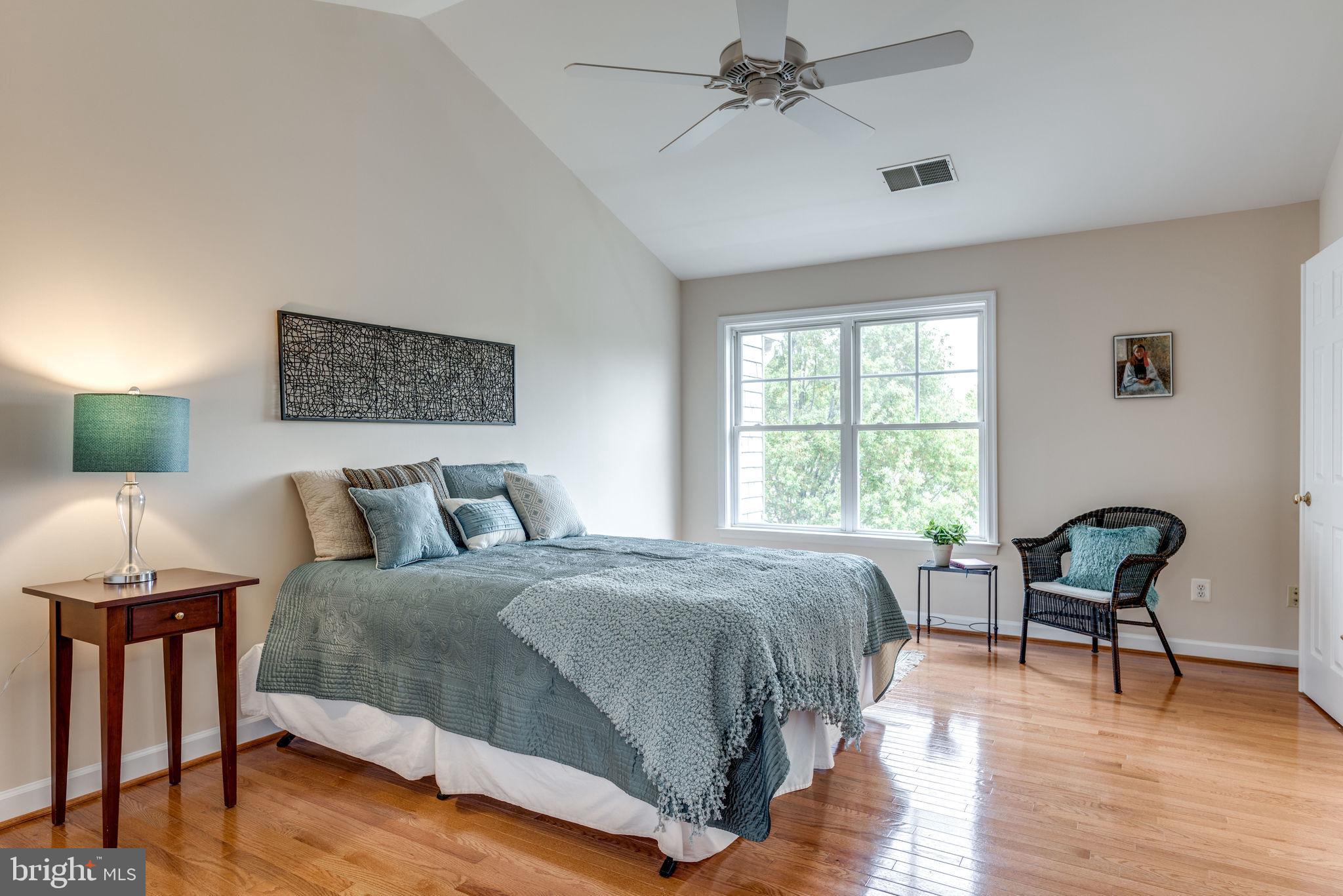 11119 Little Compton Drive Reston, VA 20191 - Photo 34 of 87 Vaulted ceiling, sitting area.