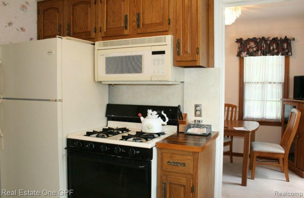 359 Ridgemont Road Grosse Pointe, MI 48236 - Photo 7 of 19 7 IMG_1609.jpg