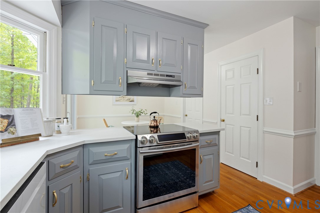 2727 River Run Road Prince George, VA 23875 - Photo 9 of 35 Stainless steel stove with ceramic cooktop.