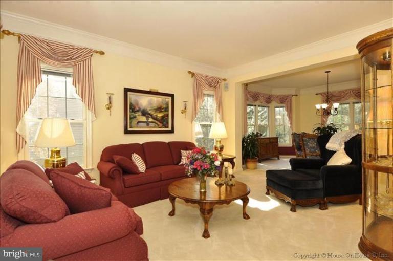 18704 Severn Road Gaithersburg, MD 20879 - Photo 12 of 30 Living Room