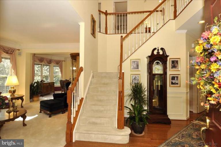 18704 Severn Road Gaithersburg, MD 20879 - Photo 3 of 30 Entrance / Foyer