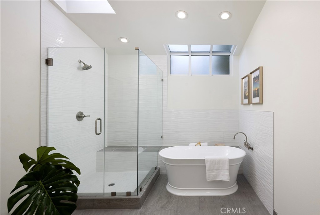 502 Kings Road Newport Beach, CA 92663 - Photo 18 of 46 Primary bath