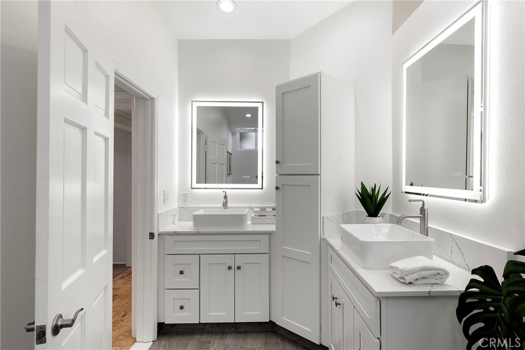 502 Kings Road Newport Beach, CA 92663 - Photo 19 of 46 Primary bath