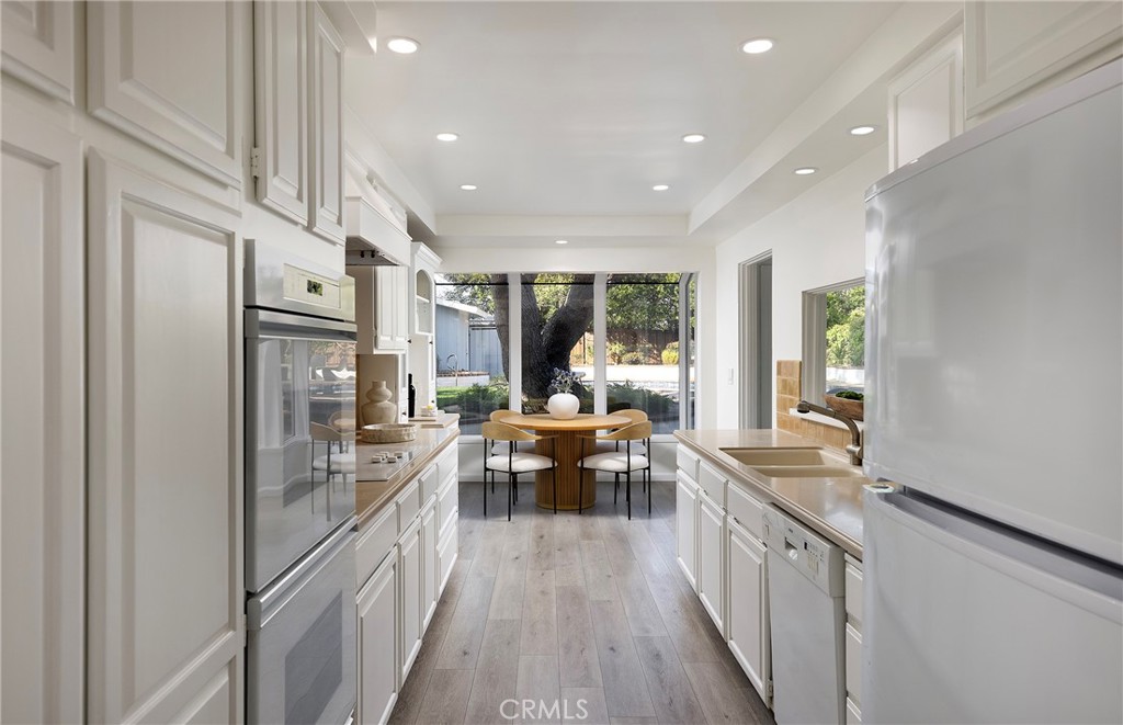 502 Kings Road Newport Beach, CA 92663 - Photo 34 of 46 Kitchen