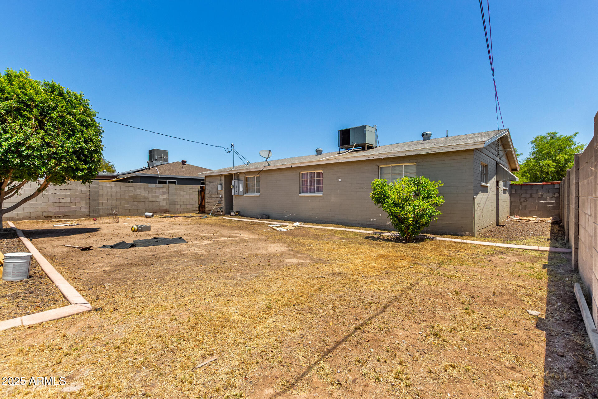 3152 North 24th Drive Phoenix, AZ 85015 - Photo 27 of 28 a view of a backyard of a house