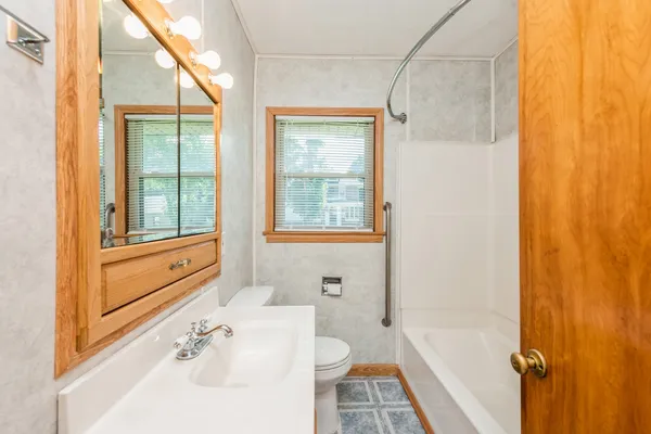 $2,500 | 319 North Lord Avenue, Carpentersville, IL 60110