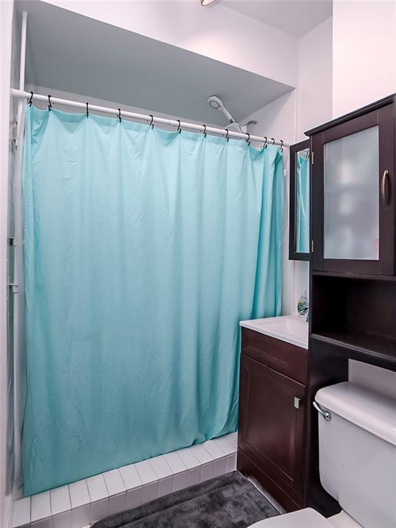 124 Hall Street Brooklyn, NY 11205 - Photo 13 of 31 a bathroom with a shower curtain and sink