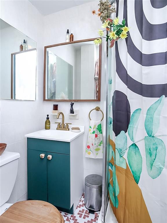 124 Hall Street Brooklyn, NY 11205 - Photo 20 of 31 a bathroom with a sink toilet and mirror