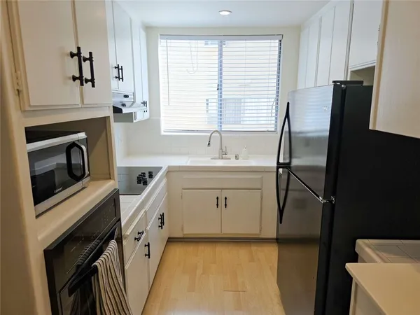 $310,000 | 5429 Newcastle Avenue, Unit 211, Encino, CA 91316