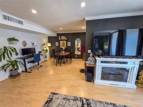 $310,000 | 5429 Newcastle Avenue, Unit 211, Encino, CA 91316