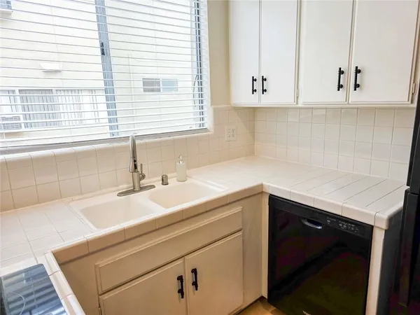 $310,000 | 5429 Newcastle Avenue, Unit 211, Encino, CA 91316
