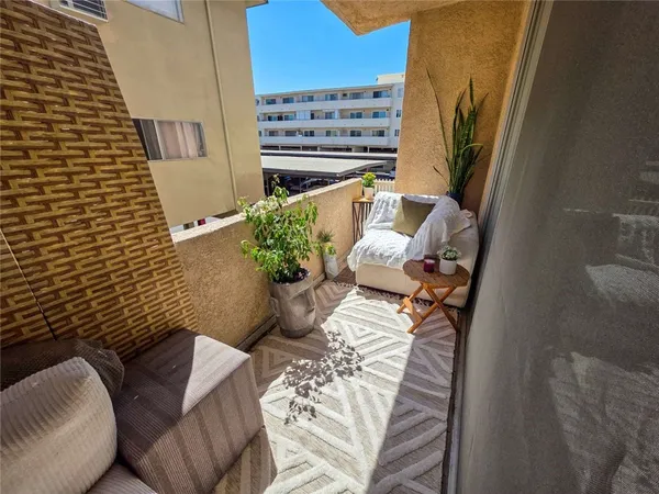 $310,000 | 5429 Newcastle Avenue, Unit 211, Encino, CA 91316