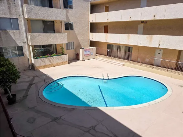 $310,000 | 5429 Newcastle Avenue, Unit 211, Encino, CA 91316