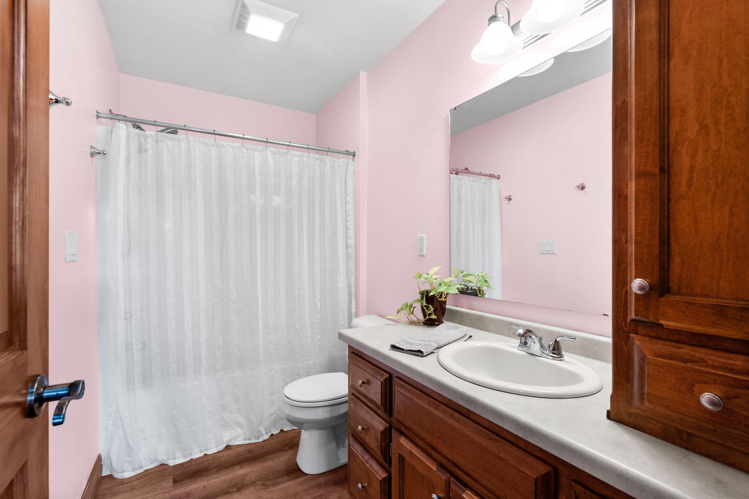 4501 North Stonebridge Court Appleton, WI 54913 - Photo 26 of 47 Full Bath on 2nd floor