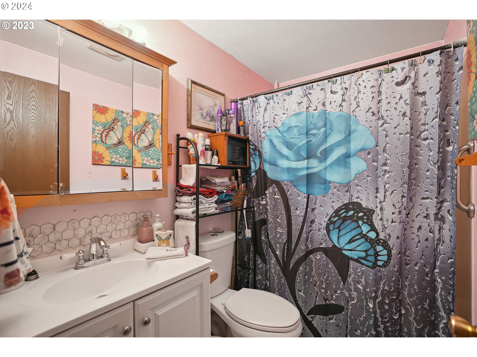 9630 Southeast Foster Road Portland, OR 97266 - Photo 11 of 33 a bathroom with a sink toilet and shower