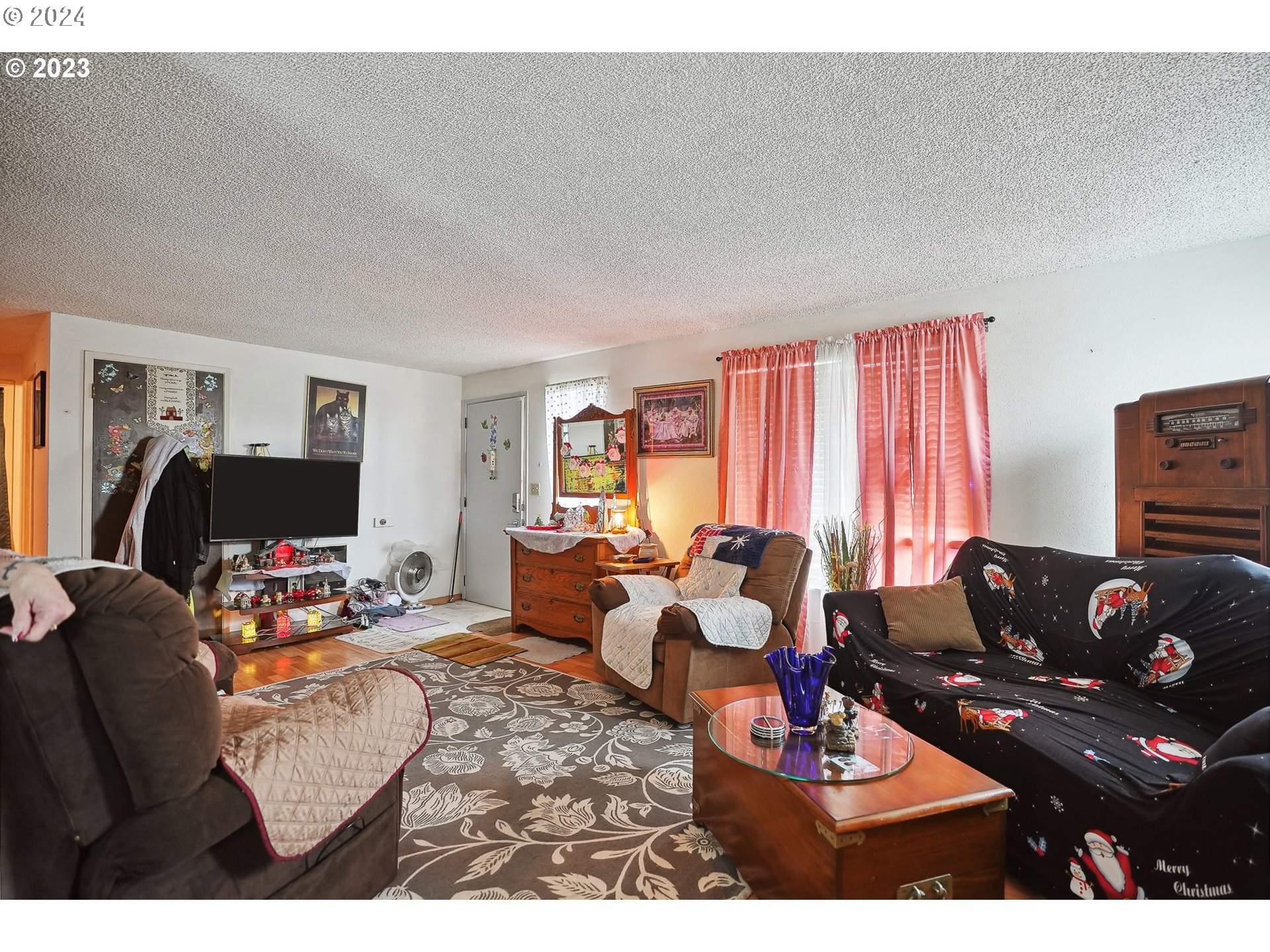 9630 Southeast Foster Road Portland, OR 97266 - Photo 13 of 33 a living room with furniture and a window