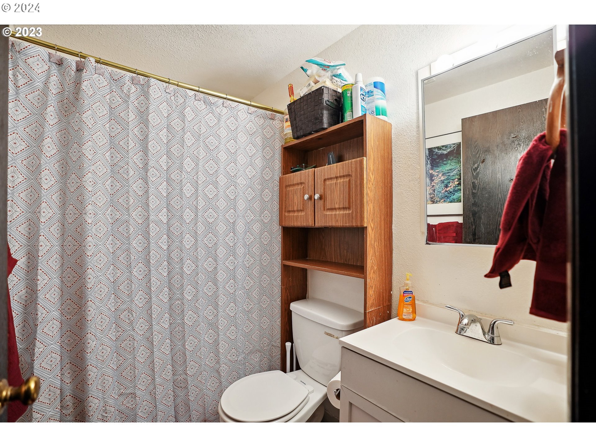 9630 Southeast Foster Road Portland, OR 97266 - Photo 16 of 33 a bathroom with a sink vanity mirror and toilet