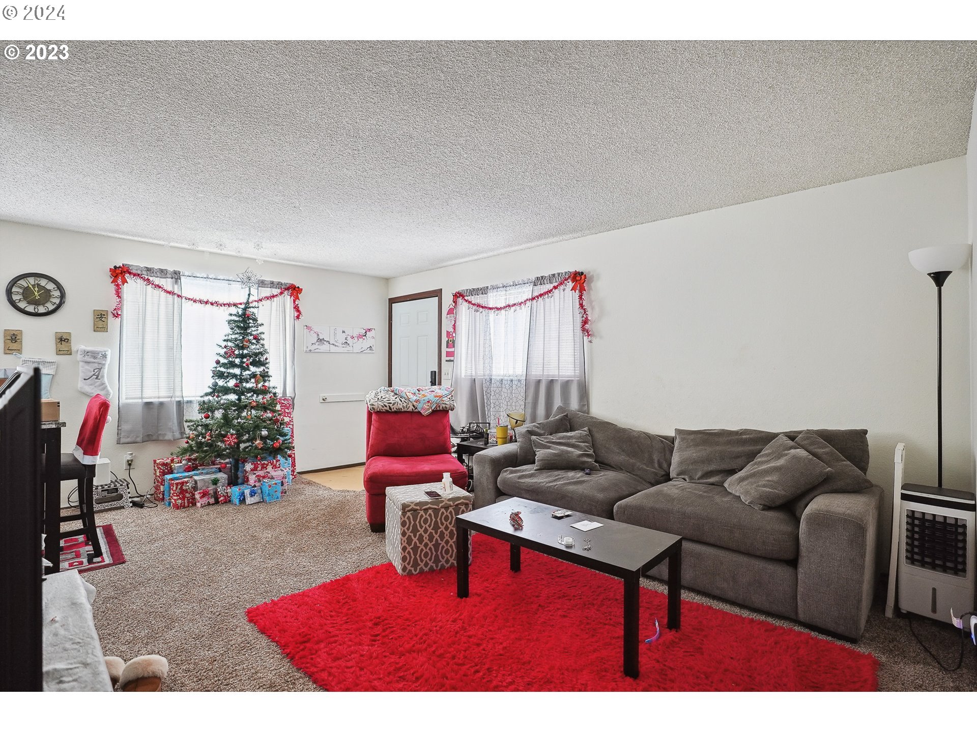 9630 Southeast Foster Road Portland, OR 97266 - Photo 22 of 33 a living room with furniture and a couch
