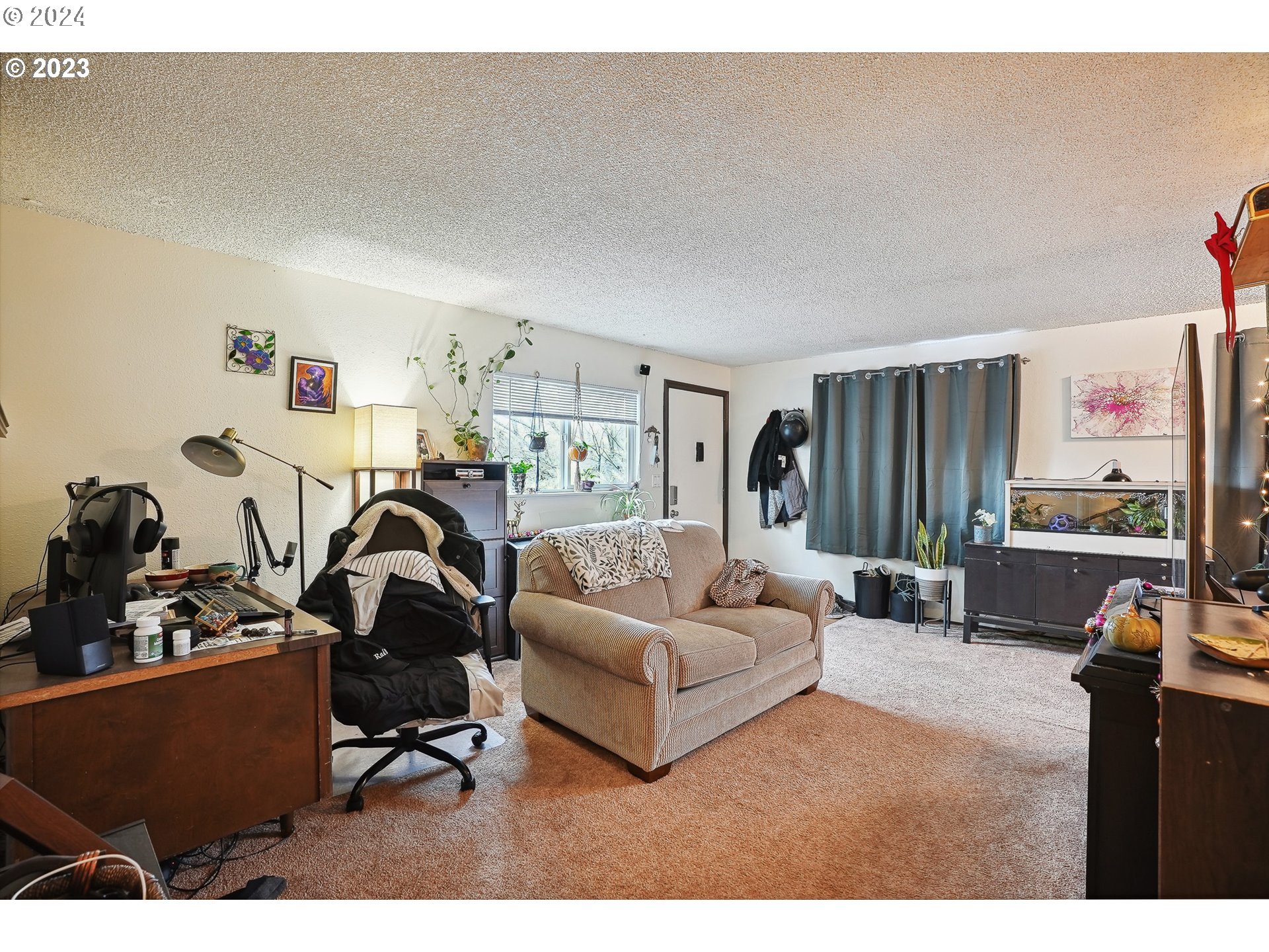 9630 Southeast Foster Road Portland, OR 97266 - Photo 28 of 33 a living room with furniture a rug and gym equipment