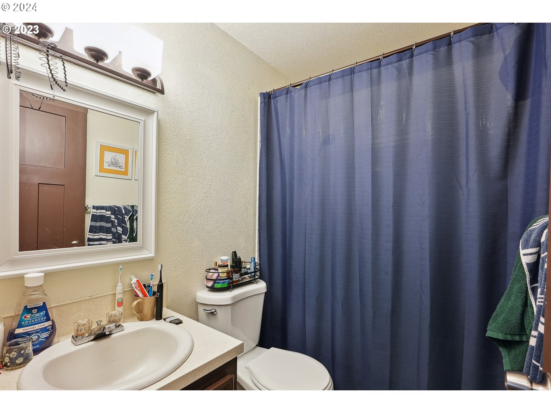9630 Southeast Foster Road Portland, OR 97266 - Photo 29 of 33 a bathroom with a sink and a mirror