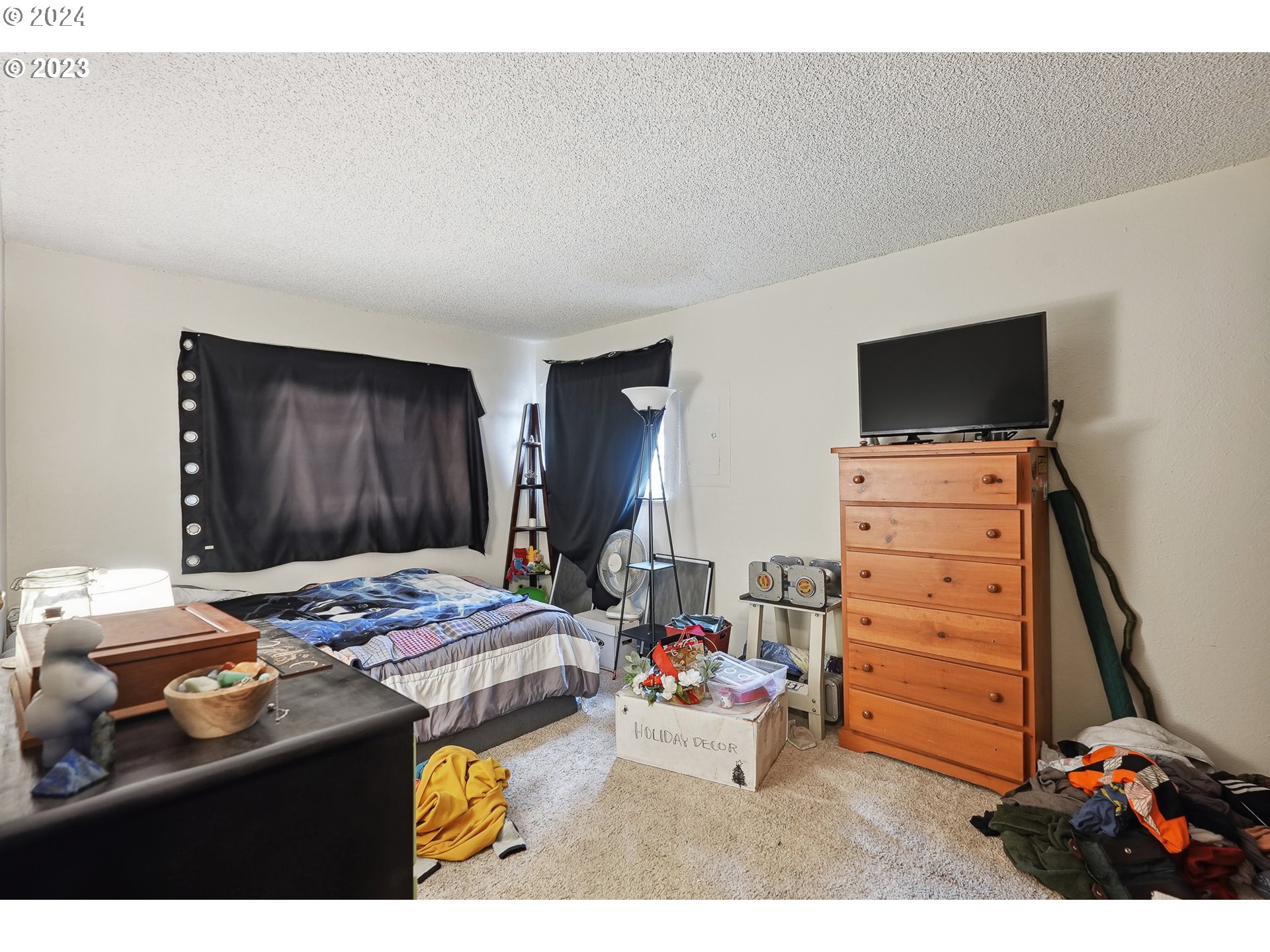 9630 Southeast Foster Road Portland, OR 97266 - Photo 3 of 33 a bedroom with a bed and furniture