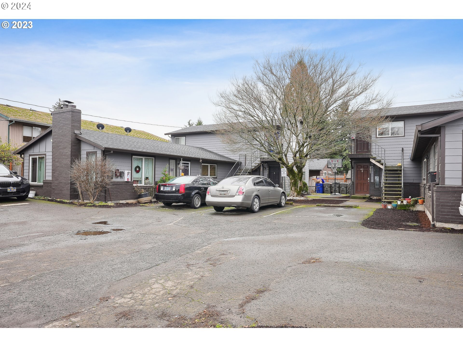 9630 Southeast Foster Road Portland, OR 97266 - Photo 32 of 33 a couple of cars parked in front of a building