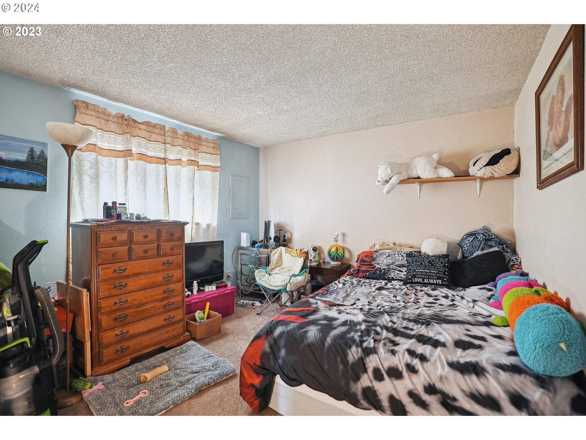 9630 Southeast Foster Road Portland, OR 97266 - Photo 10 of 33 a bed room with two beds and a window
