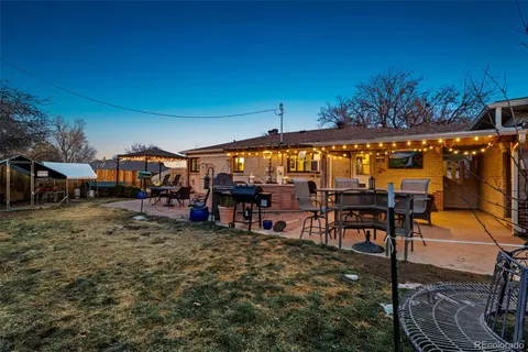 a view of a dinning table and chairs in the patio