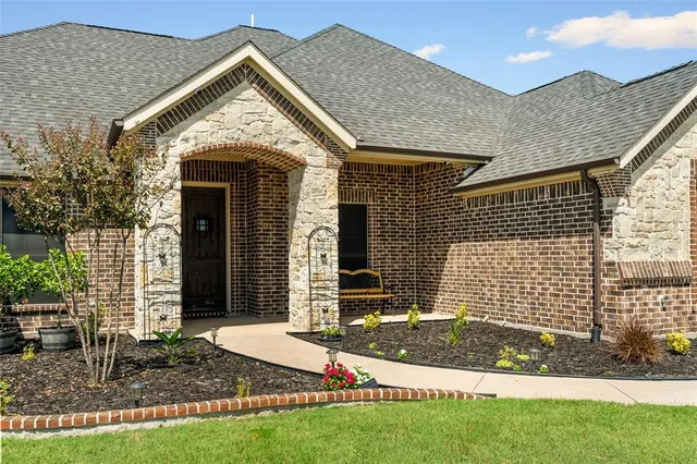 a view of a house with backyard and garden
