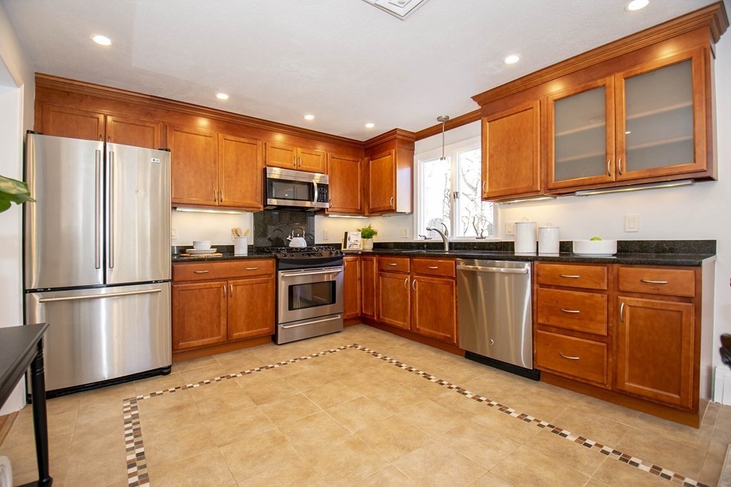 31 Pinewood Road Wellesley, MA 02482 - Photo 2 of 32