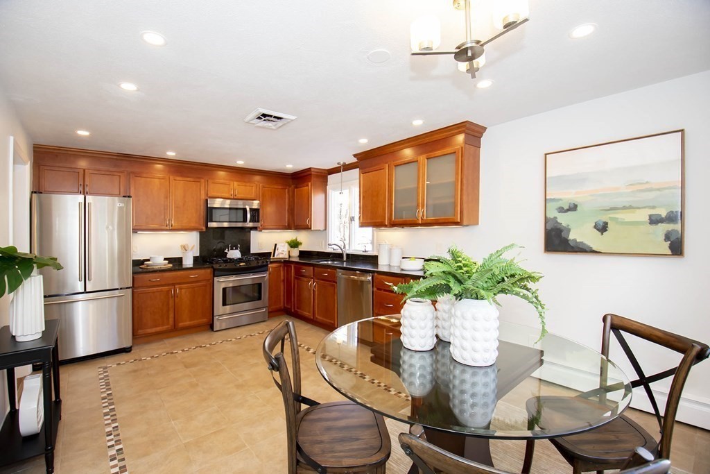 31 Pinewood Road Wellesley, MA 02482 - Photo 3 of 32