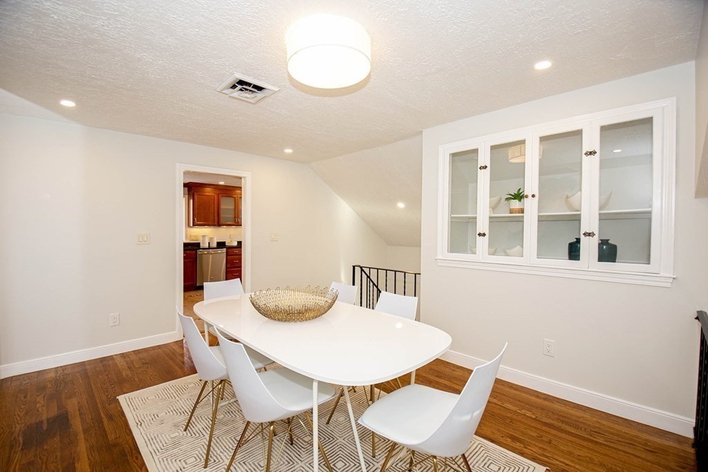 31 Pinewood Road Wellesley, MA 02482 - Photo 10 of 32